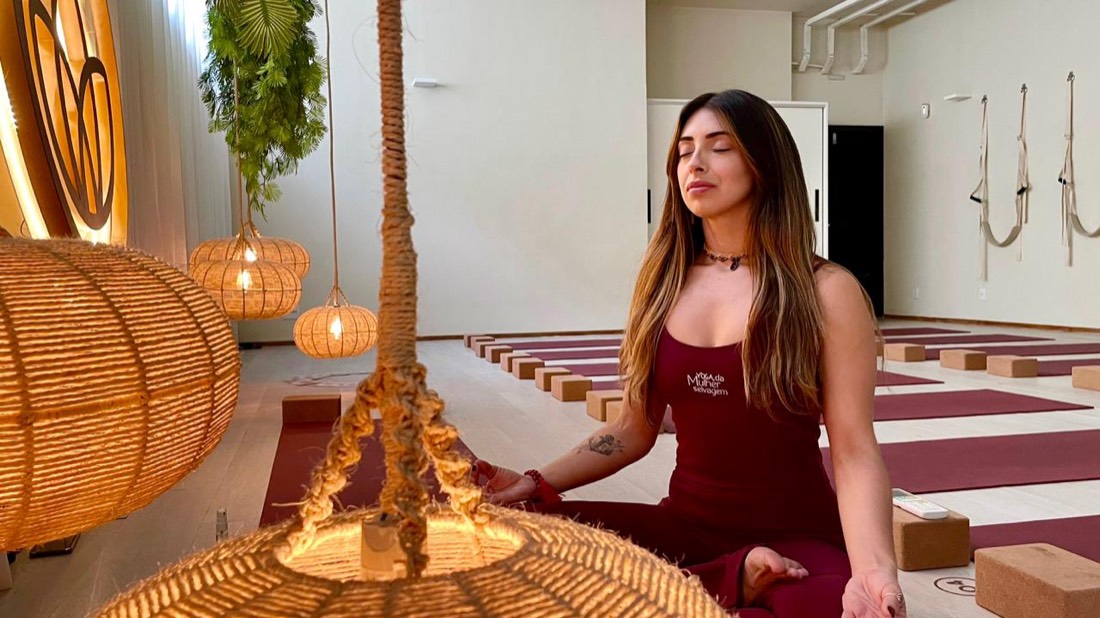 Madu em meditação sentada no estúdio de yoga